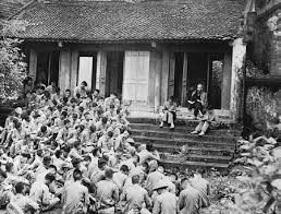 Đơn vị tiếp quản Bắc Bộ phủ, dưới sự chứng kiến của sĩ quan Ấn Độ thuộc Ủy ban Quốc tế giám sát đình chiến (ảnh tư liệu).